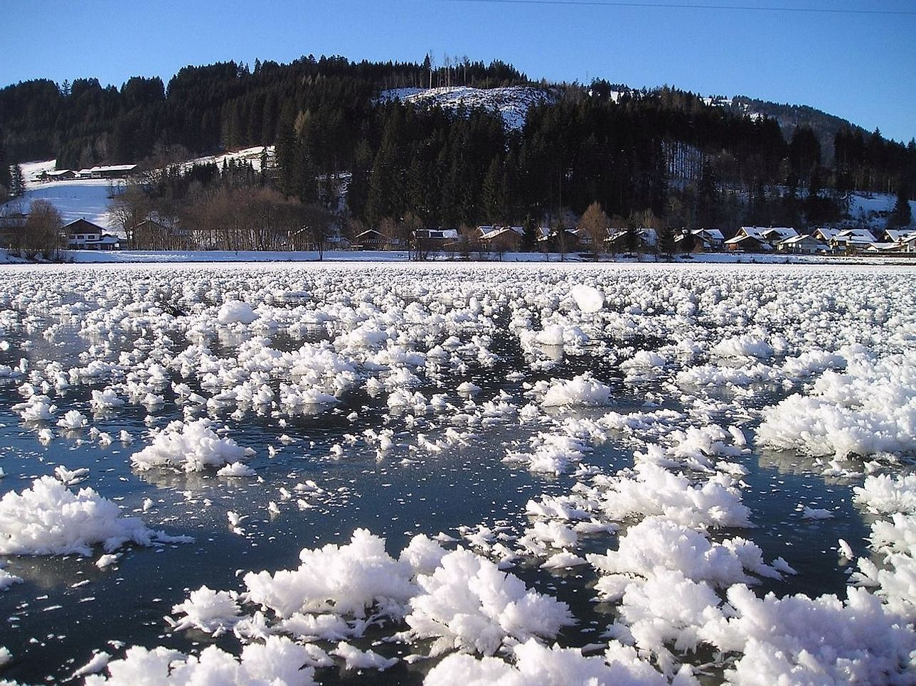 Paisagem aberta com picos distantes cobertos de neve